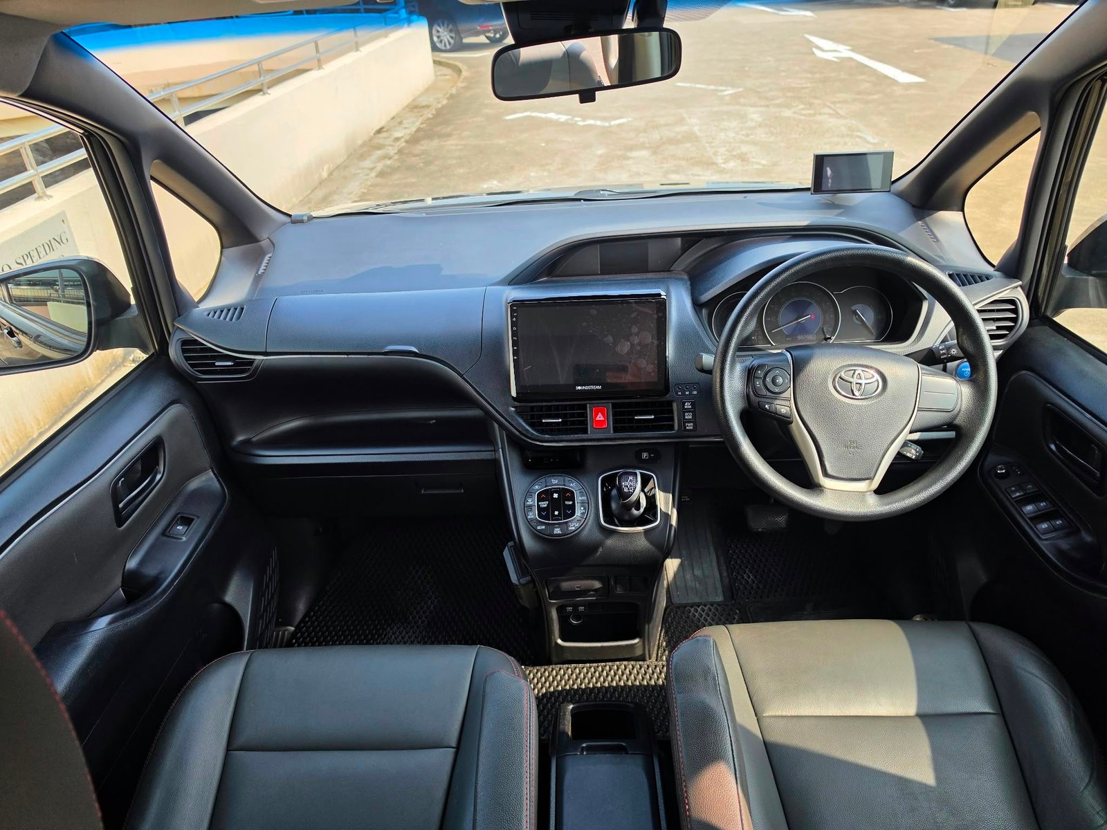 Toyota Noah Hybrid 1.8X 7 Seater photo 6